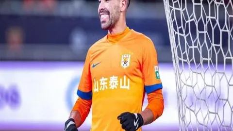 梅西因违规手部接触掐对手教练后颈遭罚款