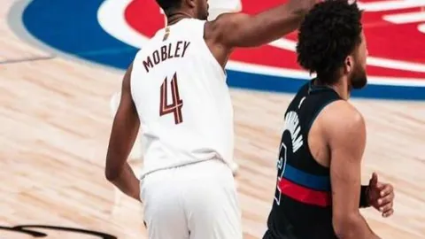 威尼修斯荣膺世界足球先生：全球顶级球员荣耀再续辉煌